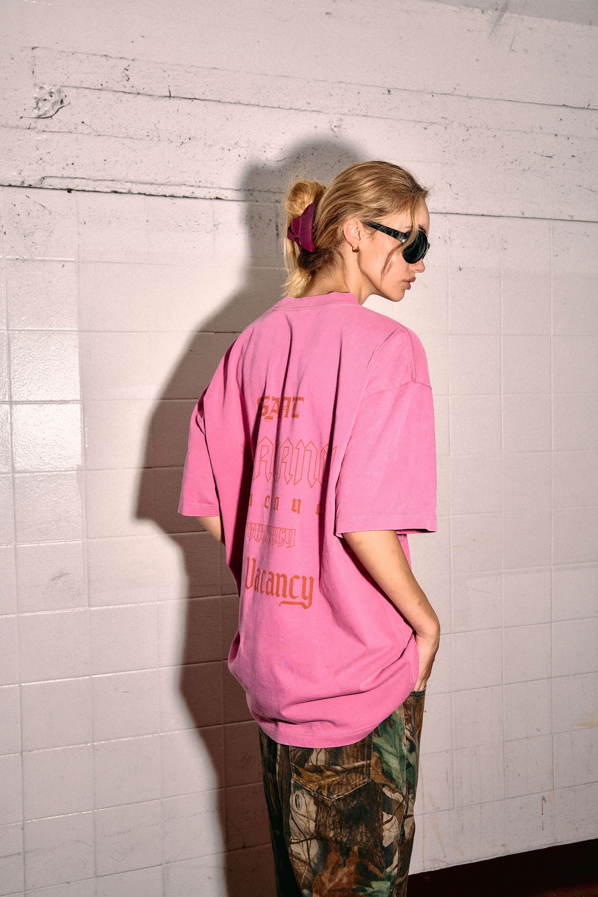 No Vacancy Tee Dark Pink Acid Wash